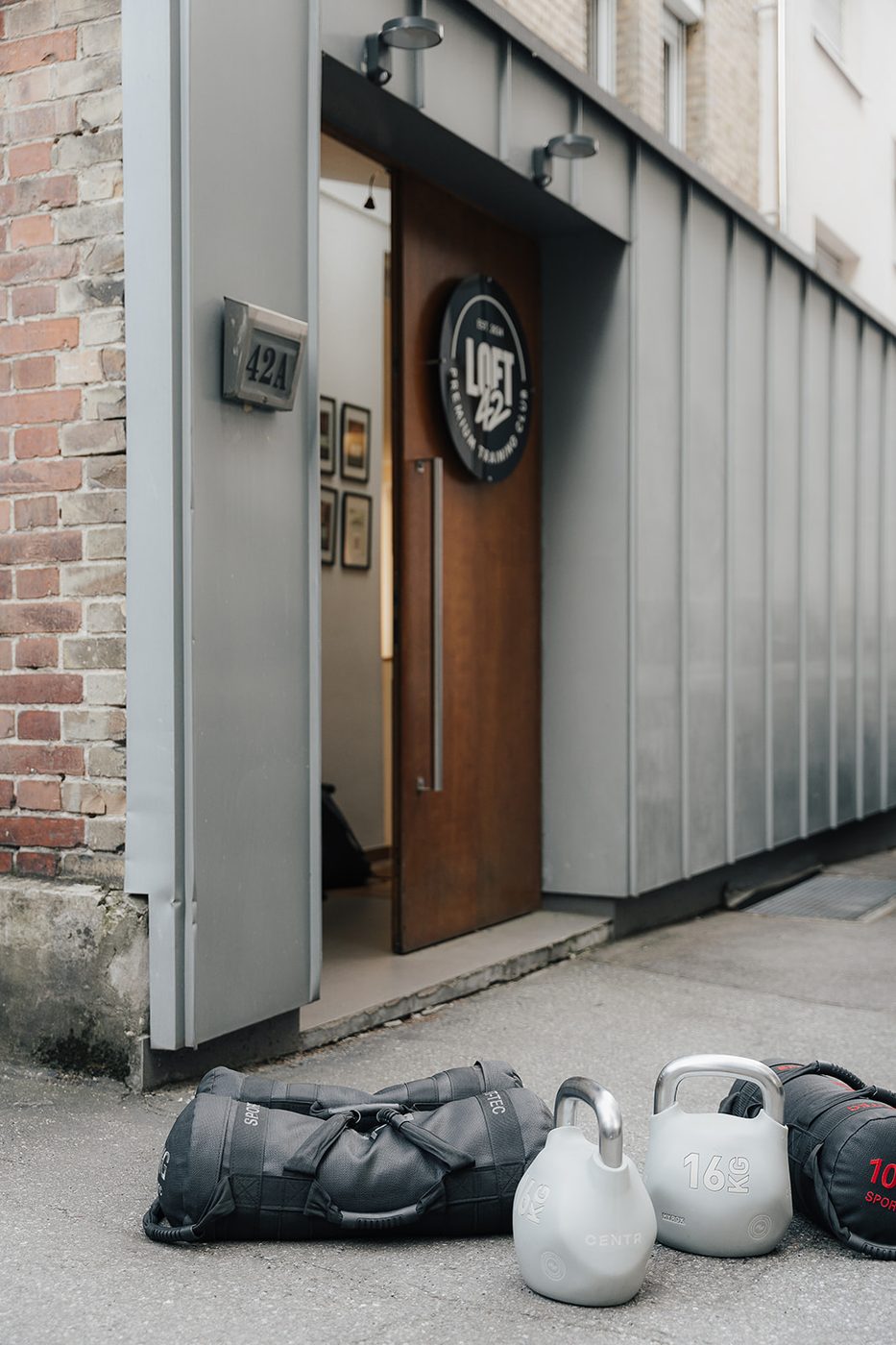 Loft42 Eingang mit Trainingsequipment